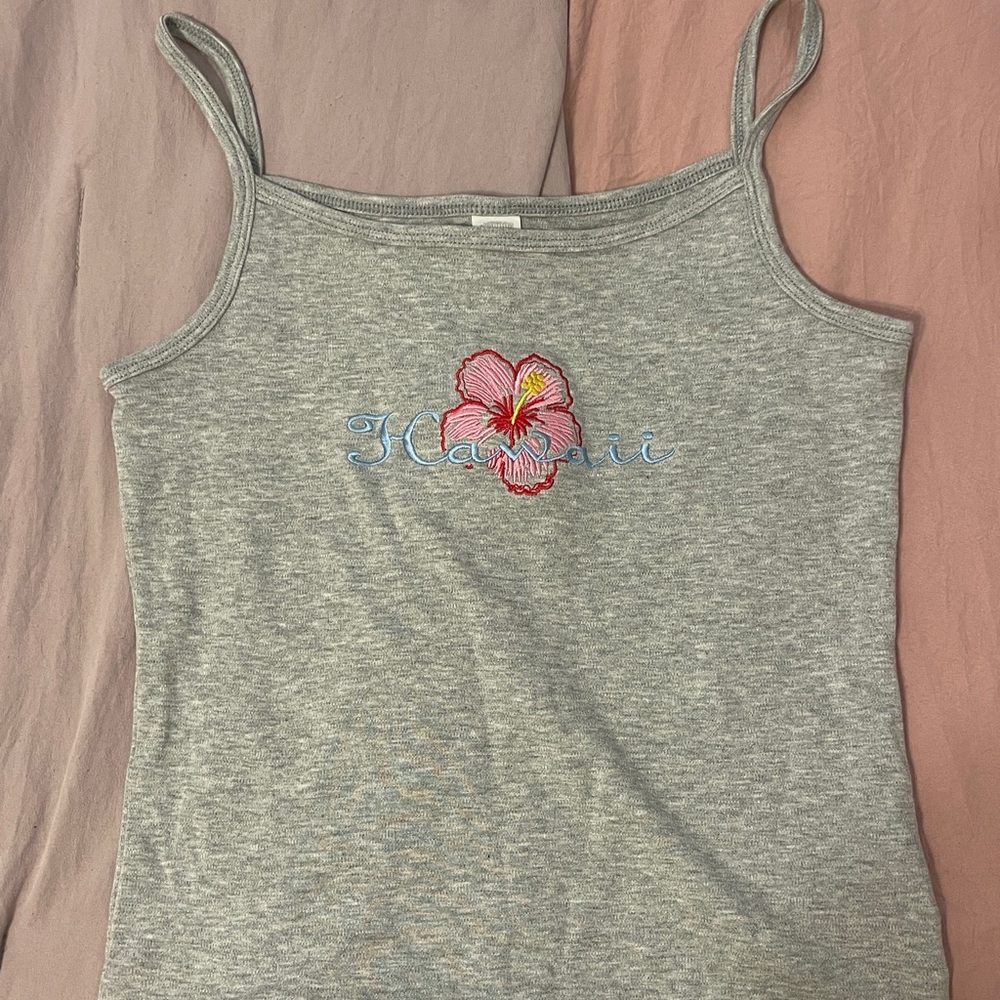 grey tank top